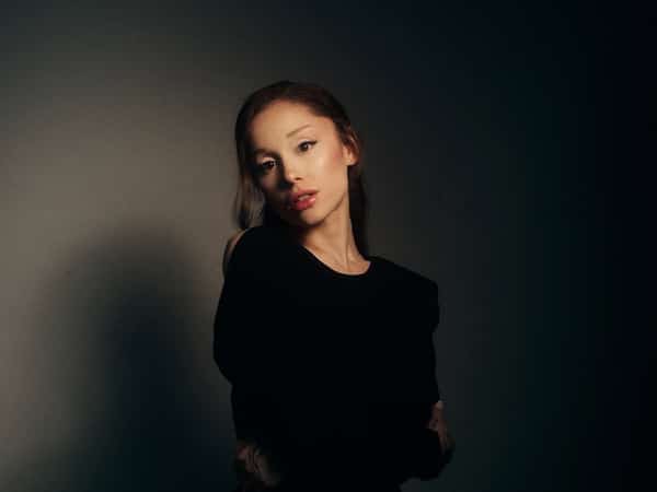 Ariana Grande Buka Era petal dengan Single "hate that i made you love me".
