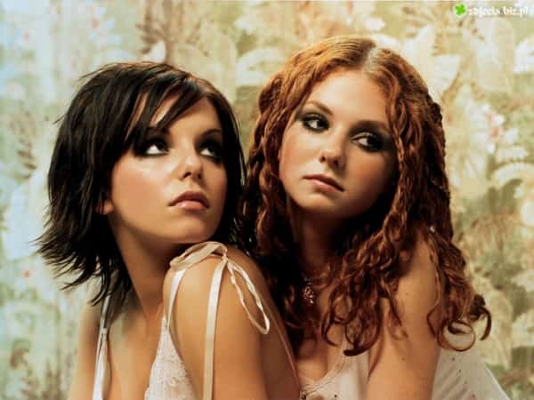 t.A.T.u., duo pop Rusia yang dijual sebagai kontroversi