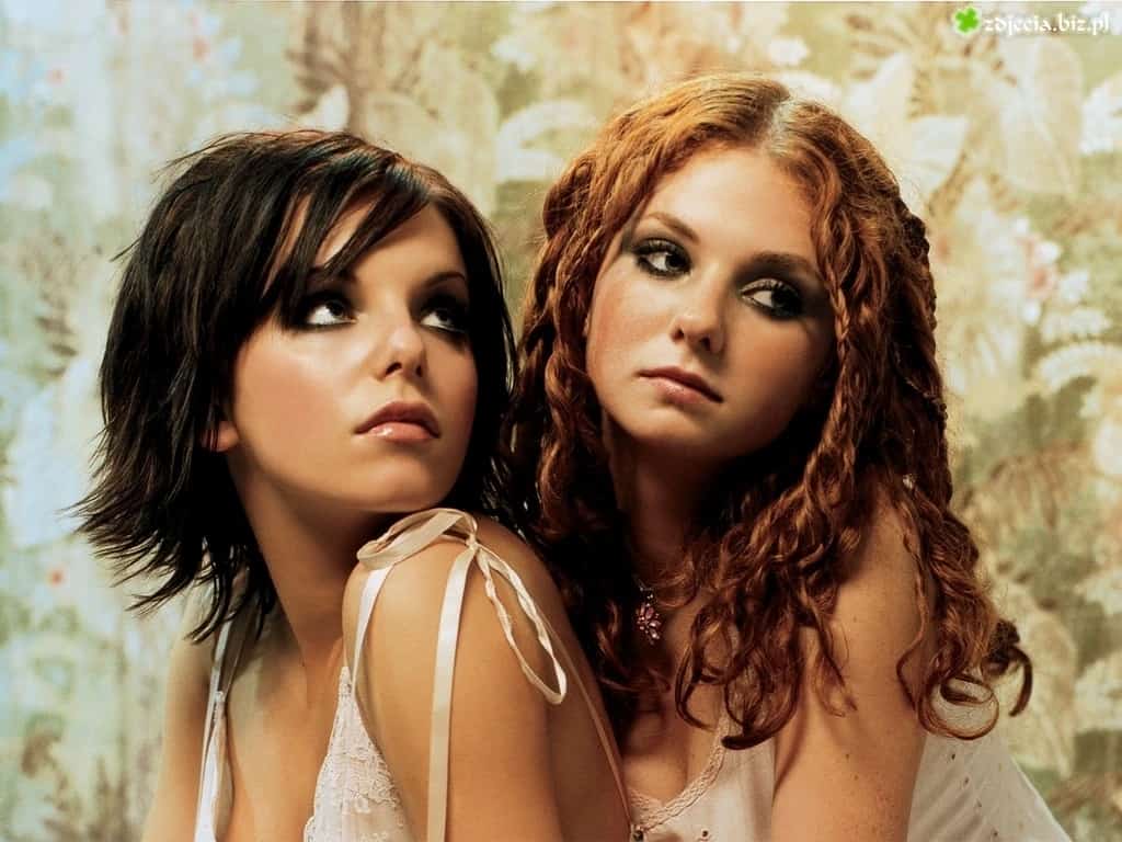 t.A.T.u., duo pop Rusia yang dijual sebagai kontroversi